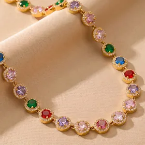 Vue détaillée du collier tennis avec cristaux colorés et monture dorée élégante