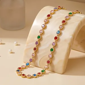 Vue macro d'un collier de tennis en pierres précieuses colorées avec design vintage doré