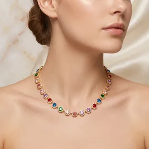 Gros plan d'un collier de tennis vintage avec pierres colorées sur le cou d'un mannequin