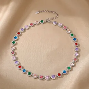 Détail d'un collier de tennis français vintage avec des strass multicolores sur satin.