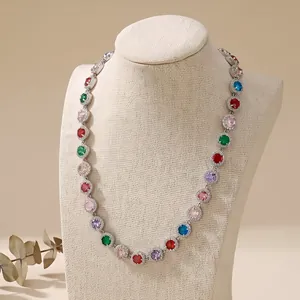 Vue détaillée d'un collier de tennis élégant en cristal multicolore sur un buste