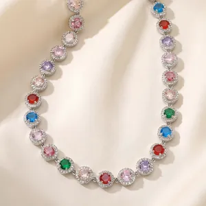 Gros plan d'un collier de tennis rétro français avec des pierres de cristal colorées
