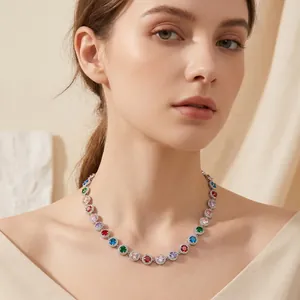 Détail d'un élégant collier tennis vintage français serti de pierres multicolores
