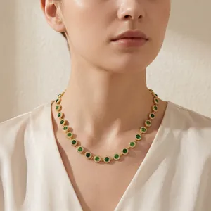 Élégant collier tennis en or avec pierres précieuses vertes et halo de diamants brillants