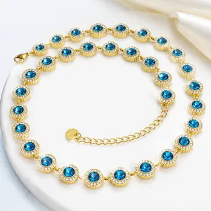 Vue détaillée du collier tennis en or vintage avec cristaux bleus et strass blancs.