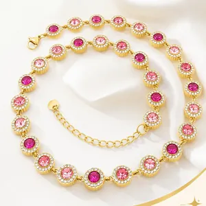 Vue détaillée du collier rivière vintage avec cristaux roses et finition dorée élégante