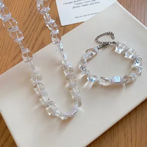 Gros plan d'un ensemble collier et bracelet tendance en perles de verre transparentes
