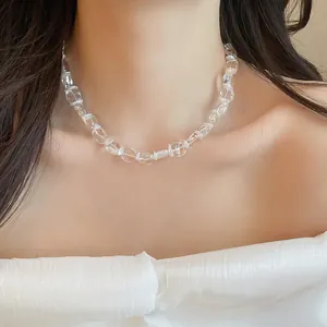 Gros plan détaillé d'un collier élégant en perles de verre transparent sur le cou