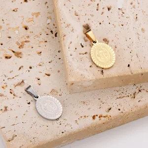 Detalle de los colgantes ovalados de San Benito en acero inoxidable dorado y plateado