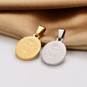Detalle de los colgantes de la medalla de San Benito en acero inoxidable oro y plata.