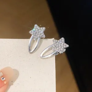 Nahaufnahme glitzernder Strass-Stern-Haarspangen mit elegantem Silber-Finish