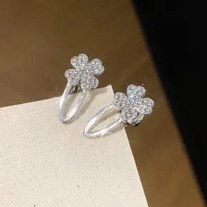 Detaillierte Ansicht funkelnder, mit Strass besetzter Kleeblatt-Haarspangen auf Karte.