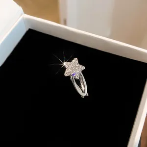 Nahaufnahme einer schimmernden Strass-Stern-Haarklammer in einer schwarzen Schmuckbox.