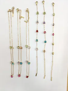 Detailansicht des Titanstahl-Schmucksets mit bunten Herz- und Stern-Zirkonia-Anhängern.
