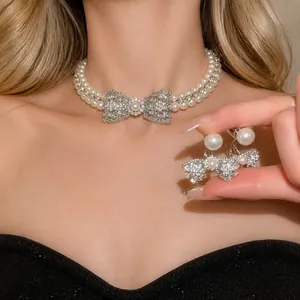 Set di Gioielli Francese Vintage con Collana e Orecchini a Fiocco Perle Artificiali Strass Lusso Leggero Perno in Argento Donna