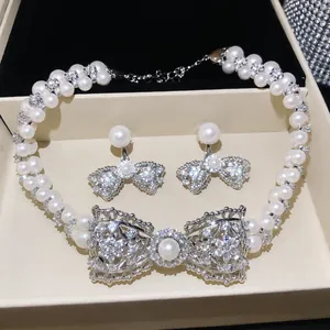 Set di gioielli vintage francese con collana di perle a fiocco e orecchini in zircone