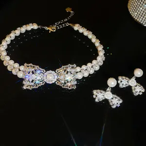 Dettaglio del set collana e orecchini di perle con fiocco in zircone stile retrò francese
