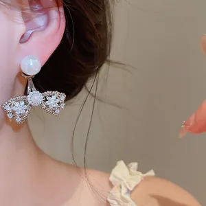 Vista dettagliata dell'elegante orecchino a fiocco francese vintage con perle e zirconi