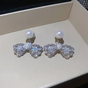 Eleganti orecchini a fiocco vintage con perle bianche e scintillanti zirconi cubici