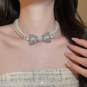 Elegante collana di perle vintage francese con uno scintillante fiocco di zirconi