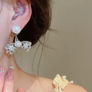 Eleganti orecchini a fiocco retrò francesi con perle bianche e accenti in zircone