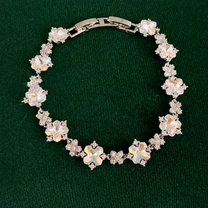 Elegantes Zirkonia-Blumenarmband mit funkelnden Kristallen auf grünem Samt