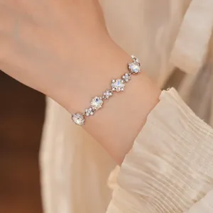 Funkelndes silbernes Blumenarmband mit Zirkonia am Handgelenk, eleganter Luxusschmuck.