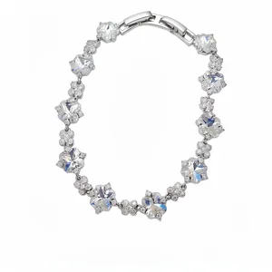 Elegantes silbernes Blumenarmband mit funkelndem klaren Zirkonia Steinen für Damen