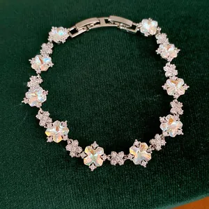 Nahaufnahme eines funkelnden Zirkon-Blumenarmbands mit irisierenden Kristallen.