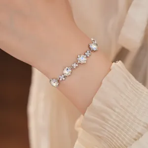 Eleganter silberner Blumenarmband mit funkelnden Zirkonia-Steinen am Handgelenk