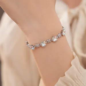 Nahaufnahme eines exquisiten funkelnden Zirkon-Blumenarmbands an einem Handgelenk