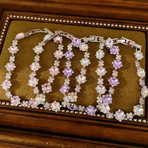 Detailansicht von funkelnden, blumenförmigen Armbändern mit bunten Zirkoniasteinen besetzt.