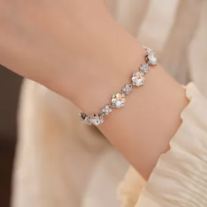 Eine detaillierte Nahaufnahme eines funkelnden silbernen Blumenarmbands mit Zirkonia am Handgelenk