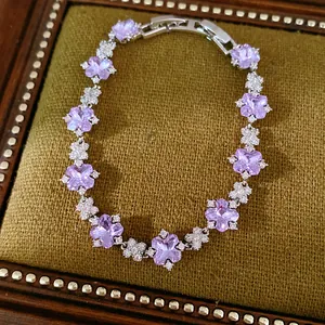 Nahaufnahme eines eleganten lila Blumenarmbands mit funkelnden Zirkon- und Diamantdetails