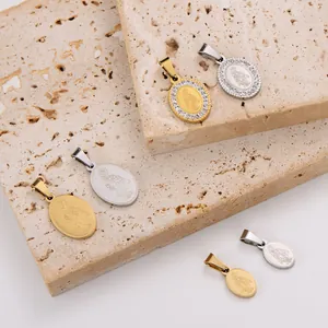 Vista dettagliata di ciondoli ovali con ritratto in oro 18k e argento con strass