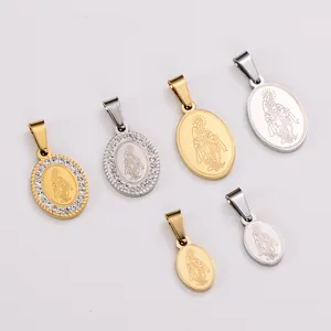 Dettaglio di pendenti ovali Vergine Maria placcati oro 18k e argento con strass lucidi.