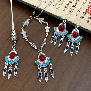 Böhmisches Ethno-Schmuckset mit roten Harzsteinen und türkisfarbenen Perlen in Silberoptik