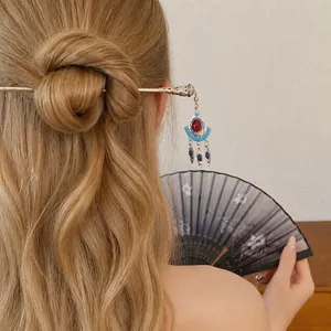 Elegante böhmische Harz-Quasten-Haarnadel mit bunten Anhängern im Modellhaar