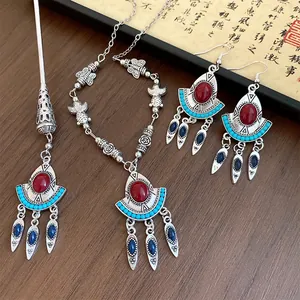 Detaillierte Nahaufnahme eines böhmischen Silberschmucksets mit roten Harzsteinen und blauen Perlen