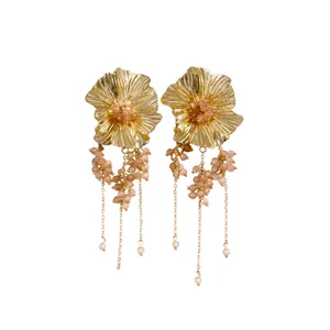 Vintage gouden metalen bloem oorbellen met elegante glazen kraal kwasten