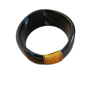 Bracelet jonc géométrique en acrylique avec un détail de fil doré très élégant