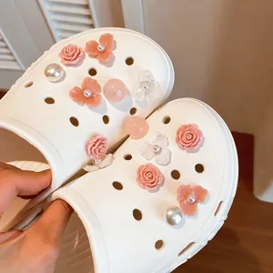 Charm per scarpe rosa e perle per sabot bianchi, set di accessori floreali fai-da-te