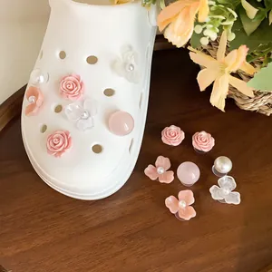 Ciondoli per scarpe con rose e perle per zoccoli, eleganti accessori fai da te per sandali