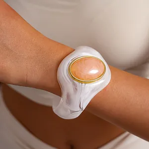 Bracciale alla moda in acrilico marmorizzato con un grande dettaglio di pietra pesca ovale