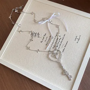 Vista detallada de un collar plateado de estilo ballet francés con colgante de corazón