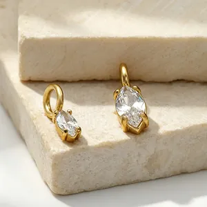 Nahaufnahme von zwei Marquise-Zirkonia-Anhängern an eleganten vergoldeten Ösen.