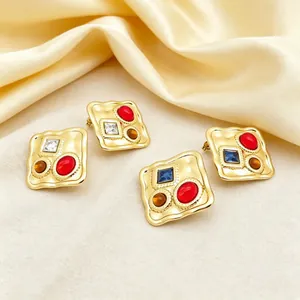 Boucles d'oreilles carrées ondulées plaquées or 18 carats avec pierres colorées.