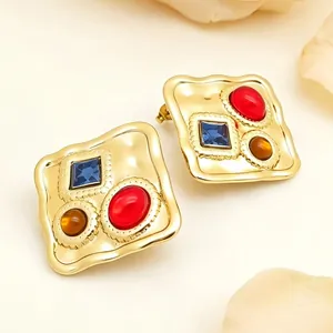 Boucles d'oreilles carrées dorées 18 carats avec pierres précieuses colorées détail