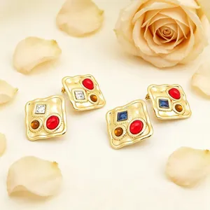 Boucles d'Oreilles Clous Carrées Texturées Style de Cour Vintage Acier Inoxydable Plaqué Or Strass Multicolore Boucles d'Oreilles Rétro pour Femmes