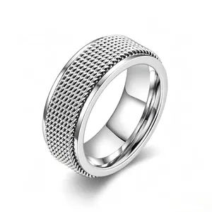Detailansicht der rotierenden Netzstruktur eines silbernen Edelstahl-Spinner-Rings